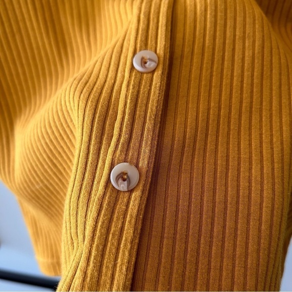 [M] H&M Long Sleeve Scoop Neck Mustard Yellow Ribbed Knit Top (fit runs small) - Picture 4 of 8